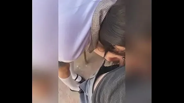 Une jeune fille mexicaine suçant une bite à l'école et à la fin, ils l'ont mise dans un chiot et l'ont baisée à l'arrière des salles de classe ! Il QUITTE la classe pour sucer la bi clips sympas