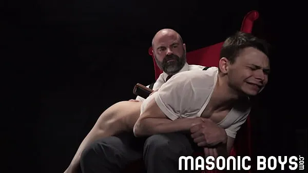 Clip interessanti MasonicBoys - Master Bear Daddy sculaccia e munge il giovane sub twinkinteressanti