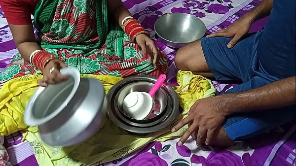 Uma jovem tia que veio vender utensílios foi ferozmente fodida - em uma clara voz em hindi clipes legais
