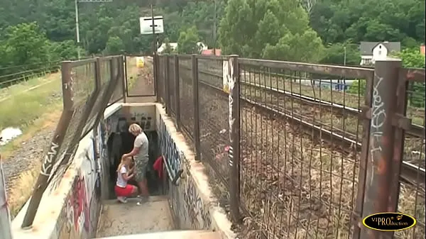 Ele fode a loira e goza na boca perto dos trilhos do trem clipes legais