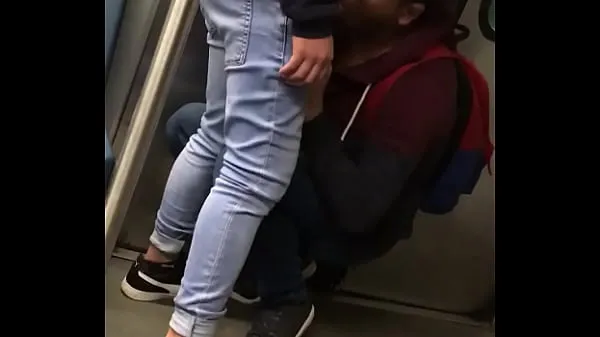 Heiße Blowjob in der U-Bahncoole Clips