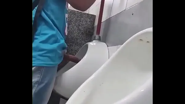 Clip interessanti Uomini etero arrapati che vedono dei rotoli nell'orinatoio del bagno del centro commercialeinteressanti