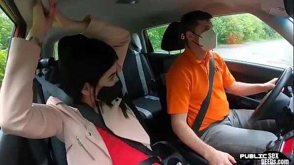 Heiße Perkyboobs Babe im Freien im Auto von Fahrlehrer geficktcoole Clips