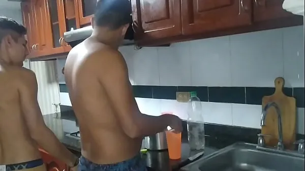 हॉट I finger my best friend's ass while we're in the kitchen शानदार क्लिप्स