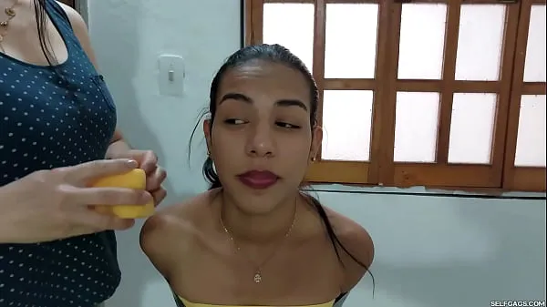 Modelo de glamour bonito amarrado e amordaçado por humilhar Lezdom MILF clipes legais