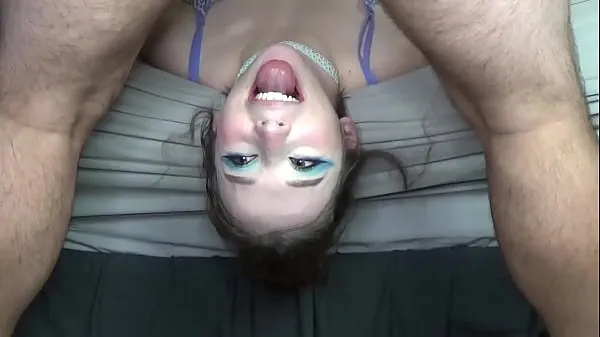 Heiße Schöne junge Frau wird bei extremem Deepthroat aus dem Bett unordentlich, Facefuck mit Head Slamming Throatpiecoole Clips