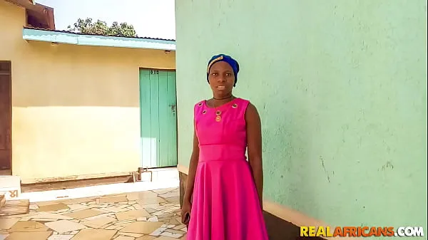 Senhora negra do jantar nigeriano recebe enorme galo de ébano para o almoço clipes legais