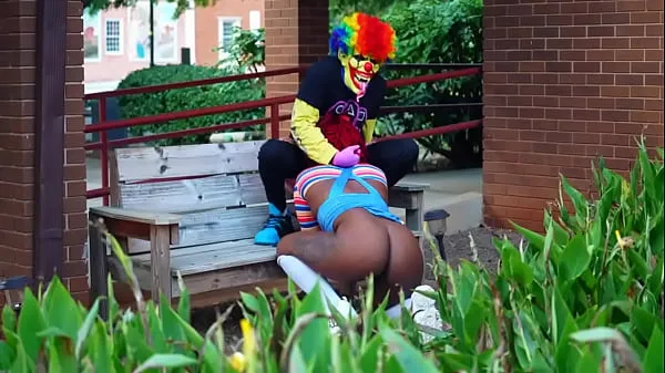 Gorące Chucky “A Whoreful Night” Starring Siren Nudist and Gibby The Clown fajne klipy