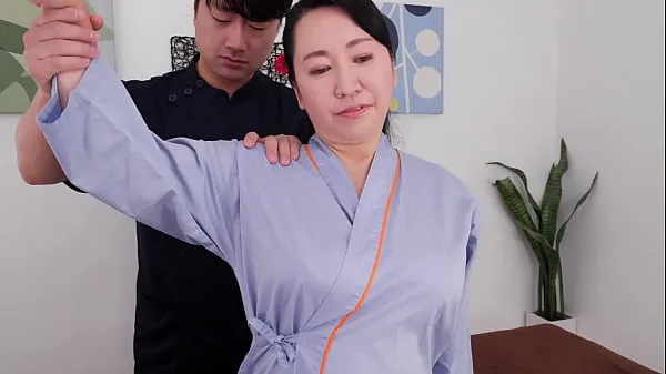 Горячие Клиника хиропрактики с большими сиськами, которая сводит тетушек с ума своим изысканным массажем груди Юко Асикава крутые клипы