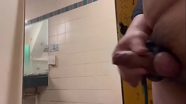 Heiße Meinen gefesselten Schwanz und Ball in der öffentlichen Toilette wichsencoole Clips