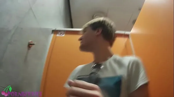 Amis du université s'amusant gay dans les toilettes publiques clips sympas