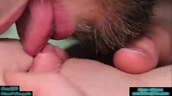 Heiße PUSSY LECKEN. Nahaufnahme von Kitzlerlecken, Muschifingern und echtem weiblichen Orgasmus. Lauter stöhnender Orgasmuscoole Clips