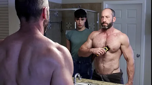 Hot Boy helps his stepdad to shave his pubic hair seje klip