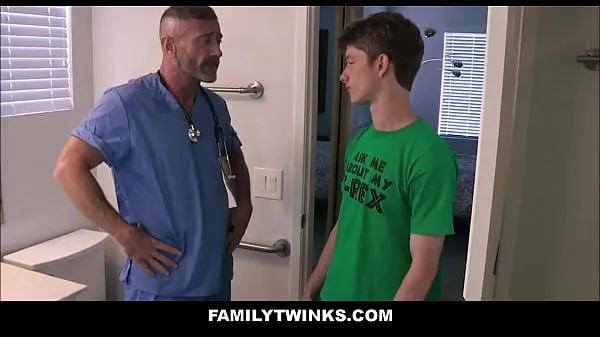 FamilyTwinks - enteado gostoso sexo em família com médico padrasto enquanto aprende anatomia - Keith Ryan, Felix Maze clipes legais