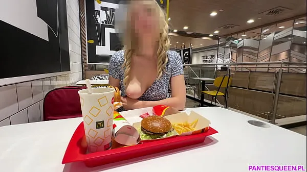 Hot blonde clignote et se masturbe la grosse chatte pompée dans un restaurant public clips sympas