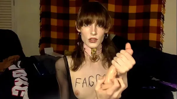 trans sissy pédé intimidé en direct par des anons, ordonné de faire une gorge profonde clips sympas