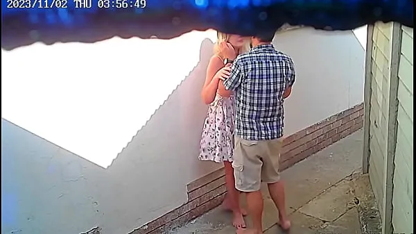 Une caméra de vidéosurveillance a filmé un couple en train de baiser devant un restaurant public clips sympas