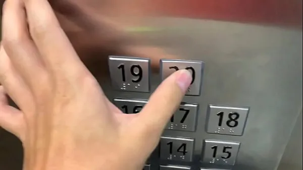 Heiße Sex in der Öffentlichkeit, im Aufzug mit einem Fremden und sie erwischen unscoole Clips
