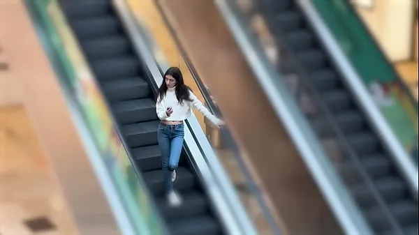 Žhavé Katty WETTING jeans and pee in the Shopping mall skvělé klipy