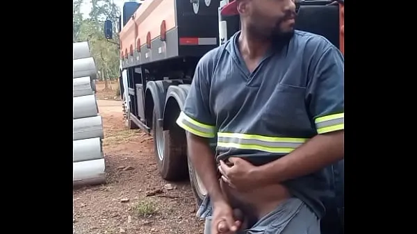 Hot Worker Masturbating on Construction Site Hidden Behind the Company Truck seje klip