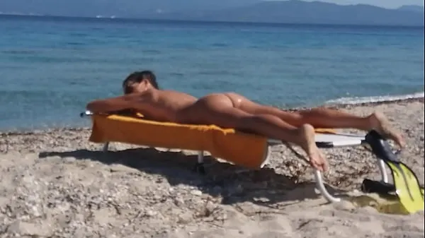 Exhibitionnisme de drones sur une plage nudiste clips sympas