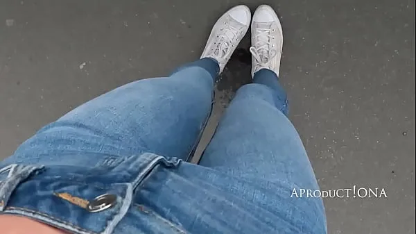 Žhavé WETTING her Jeans on the streets of Budapest skvělé klipy