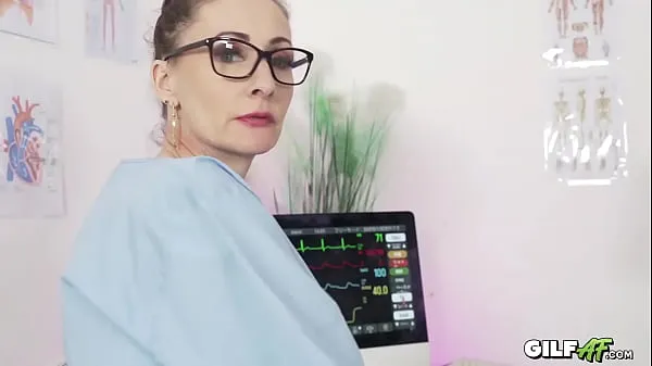 56 YO Granny Nurse Fucks patient clipes legais