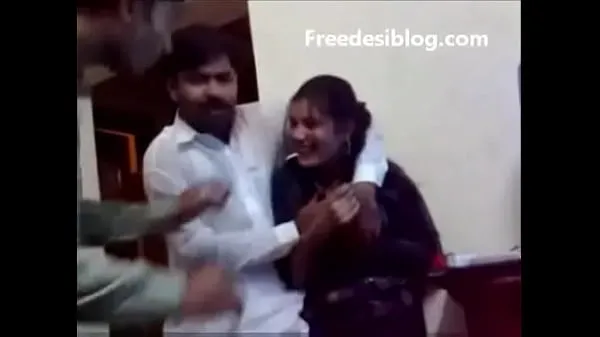 Vroči Pakistani Desi girl and boy enjoy in hostel room kul posnetki